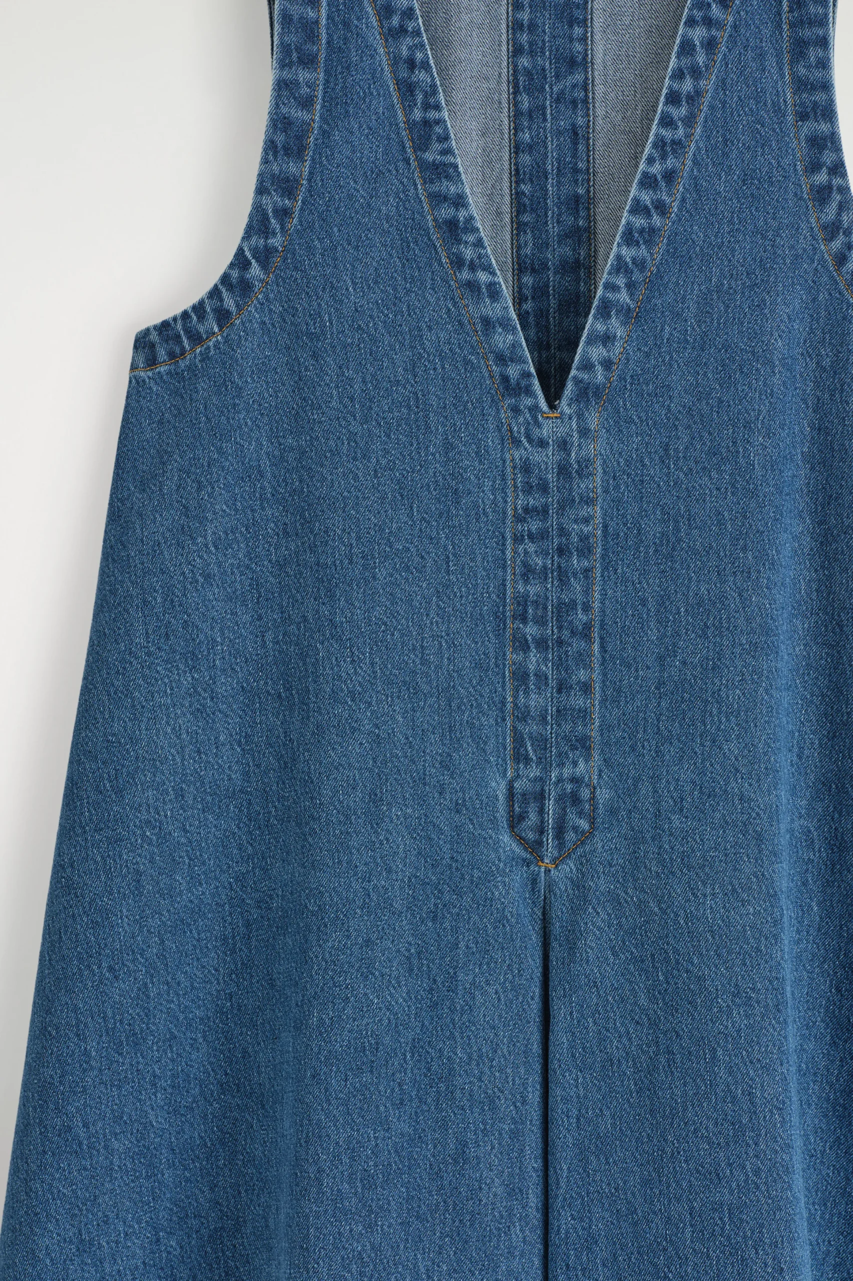 COS Nyheter | Utvald Denim*A-LINJESKUREN MINIKLÄNNING I DENIM