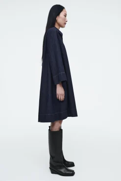 COS Klänningar & Jumpsuits | Utvald Denim*A-LINJESKUREN SKJORTKLÄNNING I DENIM MED MINILÄNGD