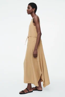 COS Klänningar & Jumpsuits*ASYMMETRISK MAXIKLÄNNING I PARACHUTE-MODELL