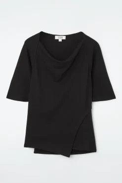 COS Toppar*ASYMMETRISK T-SHIRT MED DRAPERING VID HALSEN