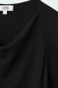 COS Toppar*ASYMMETRISK T-SHIRT MED DRAPERING VID HALSEN