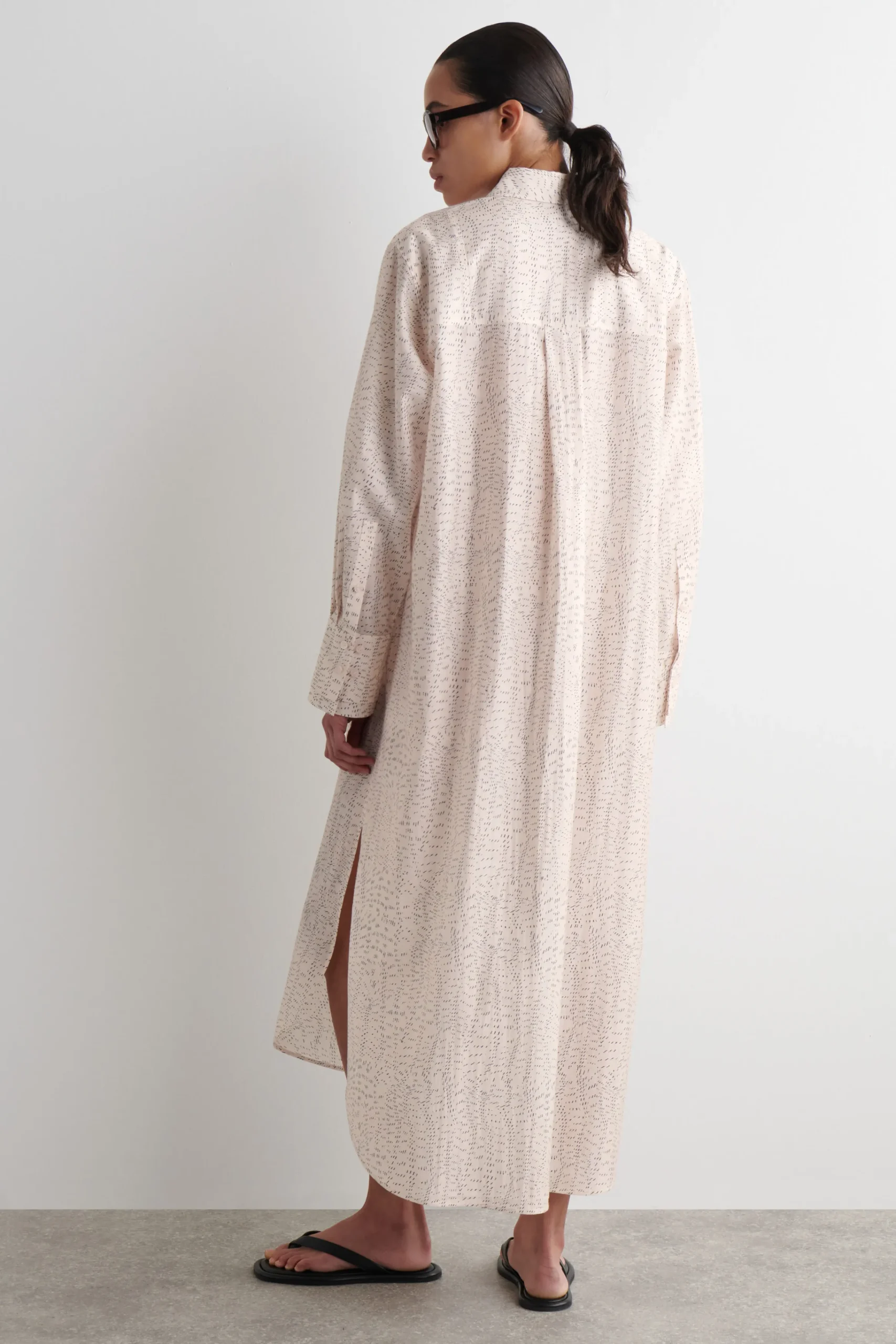 COS Klänningar & Jumpsuits*BÖLJANDE SKJORTKLÄNNING MED TRYCK