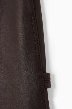 COS Byxor*BRODERADE BYXOR I LÄDER MED WORKERDESIGN
