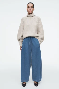 COS Utvald Denim*BYXOR I DENIM MED CYLINDERBEN OCH DRAGSKO