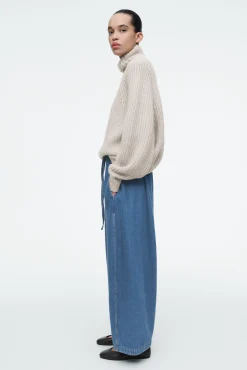 COS Utvald Denim*BYXOR I DENIM MED CYLINDERBEN OCH DRAGSKO