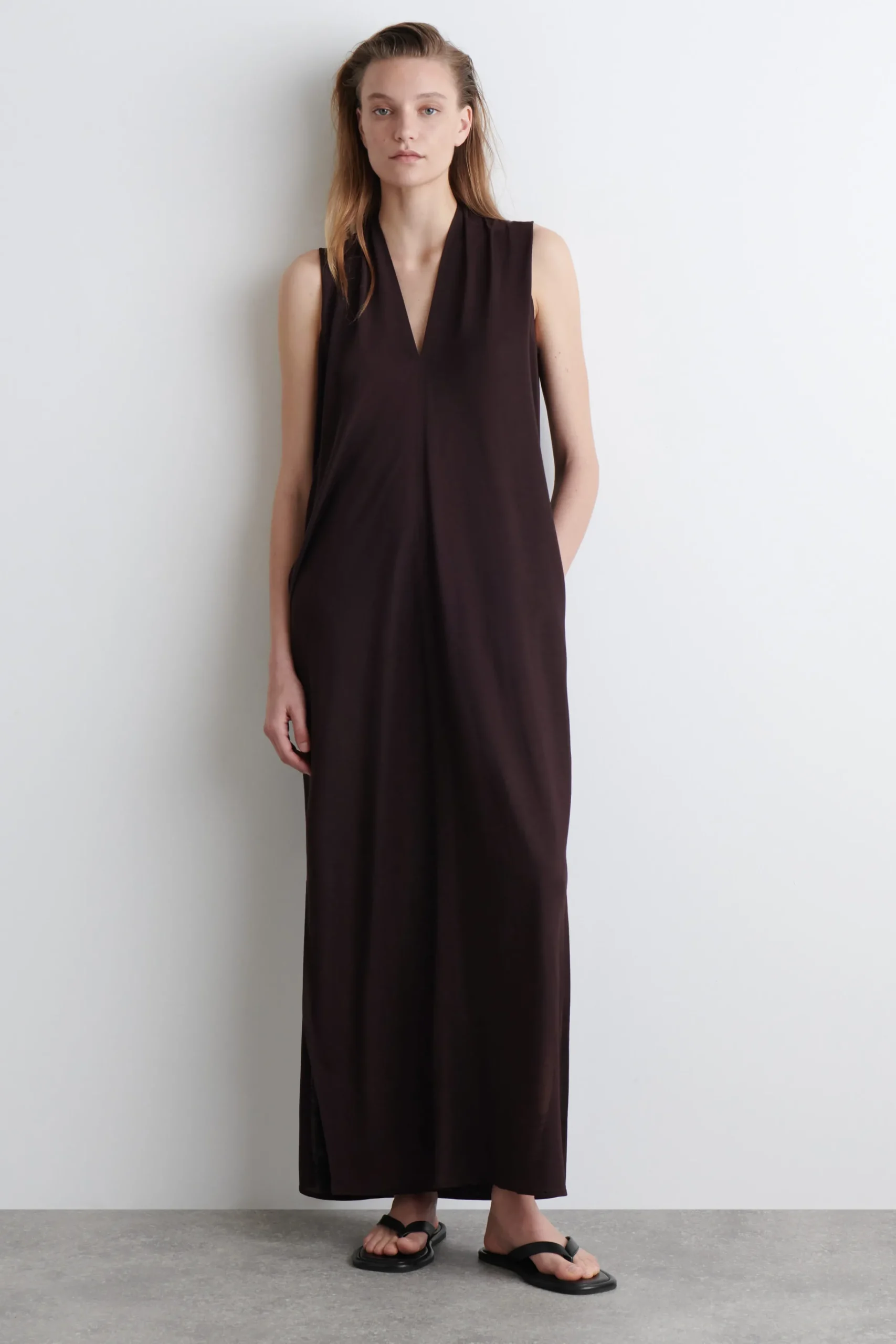COS Klänningar & Jumpsuits*DRAPERAD V-RINGAD MAXIKLÄNNING