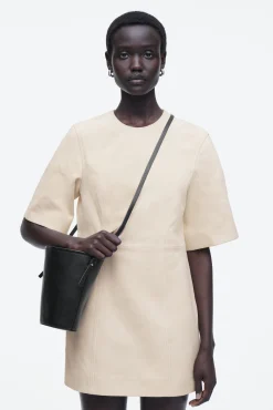 COS Väskor | Nyheter*MINI BUCKET BAG I LÄDER