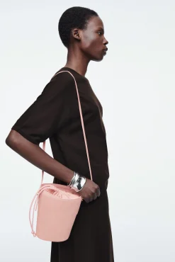 COS Väskor | Occasionwear*MINI BUCKET BAG I PONNYHÅR