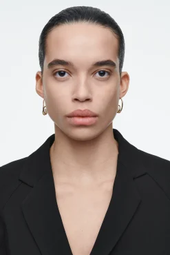 COS Smycken*OMAKA SPIRALFORMADE HOOPS MED PÄRLOR