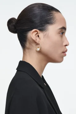 COS Smycken*OMAKA SPIRALFORMADE HOOPS MED PÄRLOR