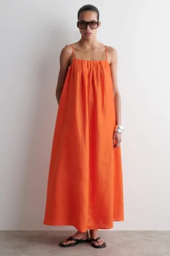 COS Klänningar & Jumpsuits | Nyheter*PLISSERAD MAXIKLÄNNING I LINNE