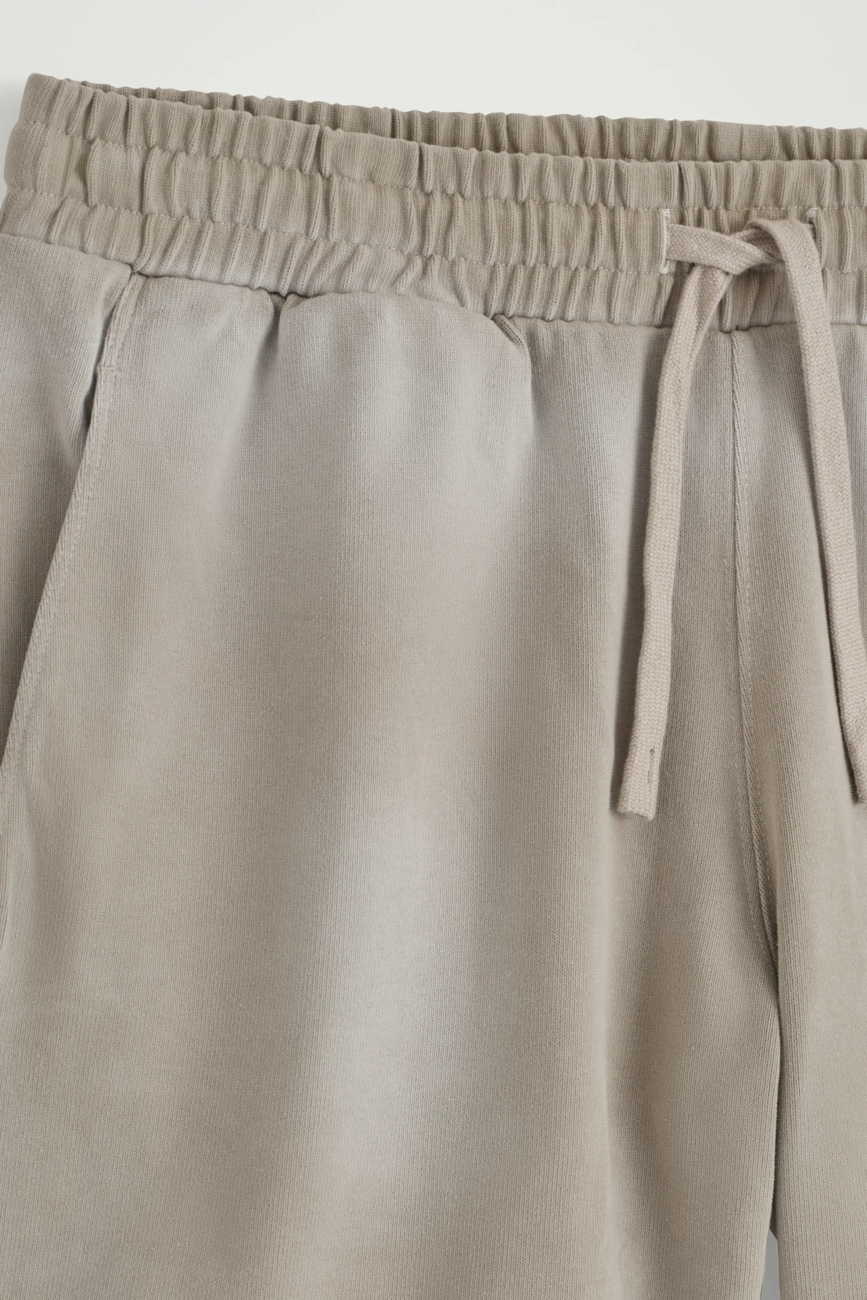 COS Shorts | Byxor*SHORTS MED DRAGSKO I TVÄTTAD JERSEY