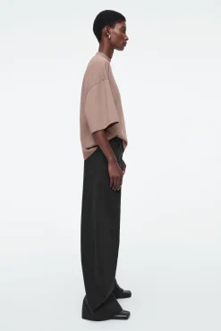 COS T-shirts | Toppar*STRUKTURERAD T-SHIRT MED HALVPOLO