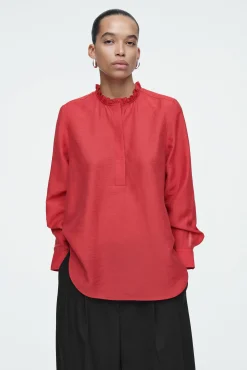 COS Skjortor & Blusar | Toppar*TEXTURERAD BLUS MED VOLANGKRAGE