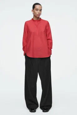COS Skjortor & Blusar | Toppar*TEXTURERAD BLUS MED VOLANGKRAGE