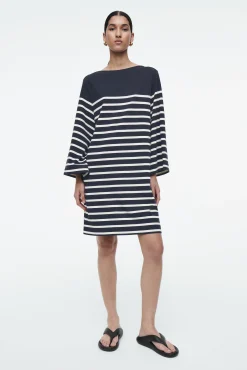 COS Klänningar & Jumpsuits*T-SHIRTKLÄNNING I MINIMODELL MED BÅTRINGNING