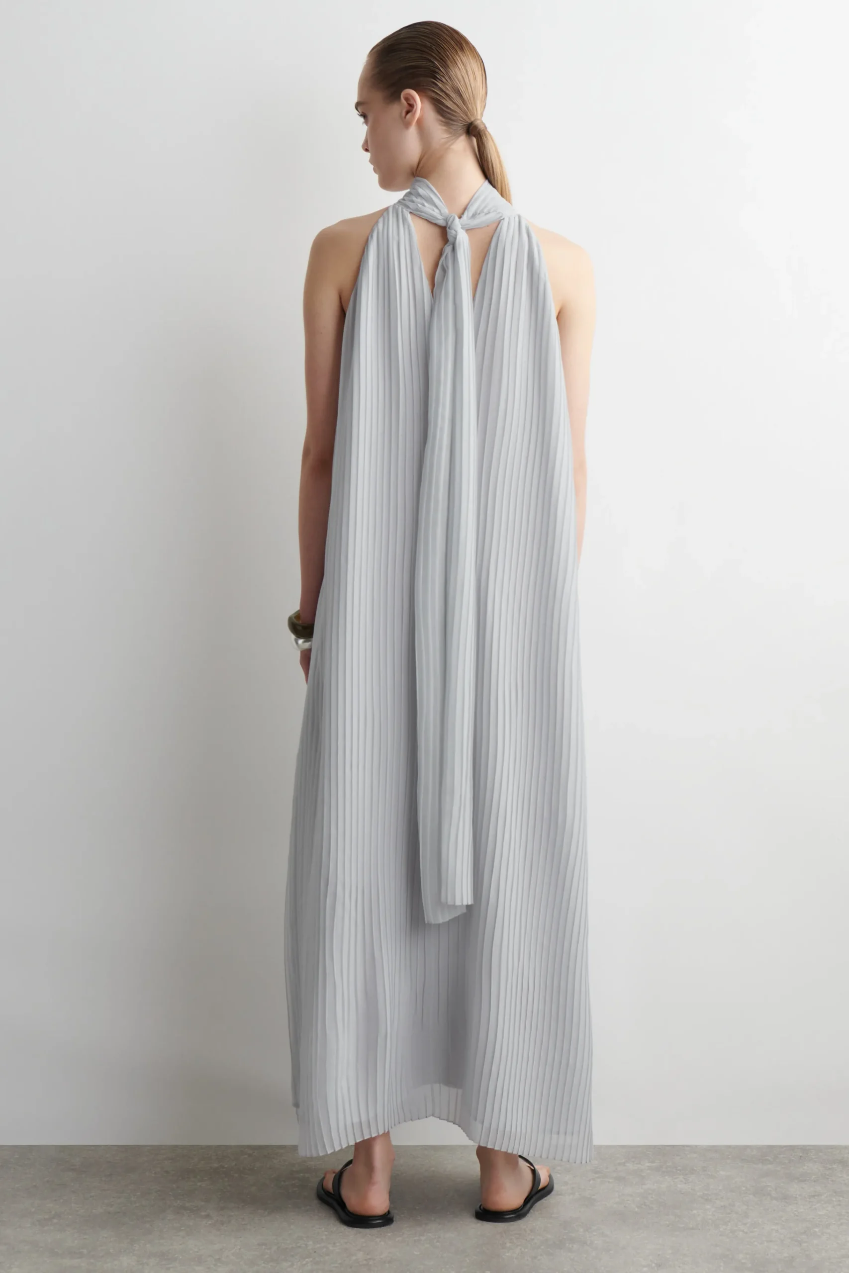 COS Nyheter | Klänningar & Jumpsuits*VECKAD MAXIKLÄNNING MED HALTERNECK